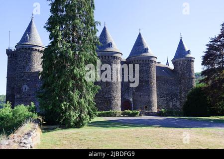 Im Herzen der Vulkane der Auvergne thront das 1000 Jahre alte Schloss Sailhant über einem spektakulären Felsvorsprung. Stockfoto