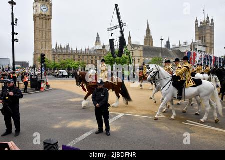 London, Großbritannien. 5.. Juni 2022. Große Menschenmassen säumen die Straßen Londons für den Platinum Jubilee Pageant. Kredit: Matthew Chattle/Alamy Live Nachrichten Stockfoto