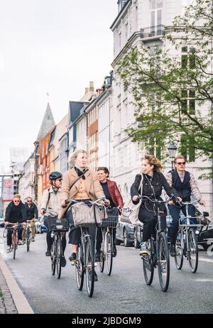 Radfahrer fahren auf einer Fahrradstraße in Christianshavn oder Nyhavn Nachbarschaft, Kopenhagen, Dänemark, vertikal Stockfoto