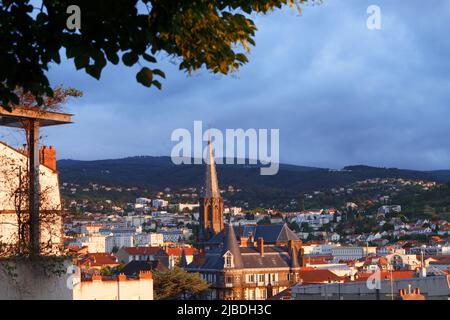 Morgen Antenne Stadtbild Blick auf Stadtzentrum von Clermont-Ferrand mit Bergen im Hintergrund in Frankreich Stockfoto