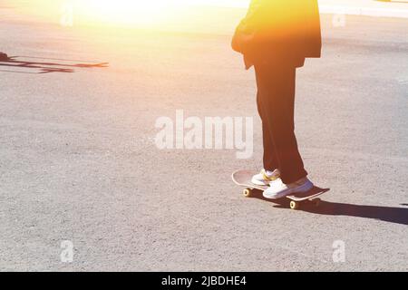 Skateboarding auf der Strecke. Tricks auf einem Skateboard. Gebiet zum Skifahren. Tricktrack. Stockfoto