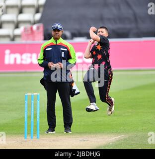 Issy Wong von Central Sparks bowelt in einem Spiel des Charlotte Edwards Cup T20 in der Gruppe A gegen Western Storm am 4. Juni 2022 Stockfoto