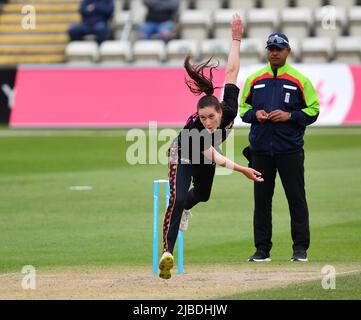 Emily Arlott von Central Sparks beim Bowling in einem Spiel der Charlotte Edwards Cup T20-Gruppe A gegen Western Storm Stockfoto