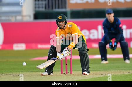 Joe Clarke hat sich in einem T20 Blast Match gegen Derbyshire Falcons gegen Nottinghamshire Outlaws geschlagen Stockfoto