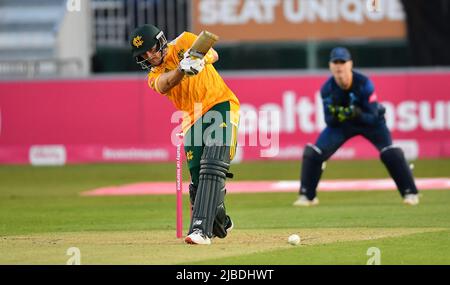 Joe Clarke hat sich in einem T20 Blast Match gegen Derbyshire Falcons gegen Nottinghamshire Outlaws geschlagen Stockfoto