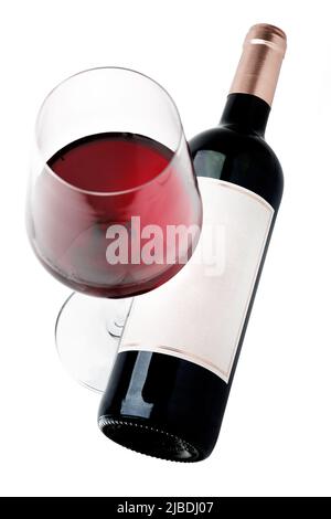 Rotwein-Flasche und Glas, mit echtem Papier Blanko-Etikett. Isoliert auf Weiß. Stockfoto