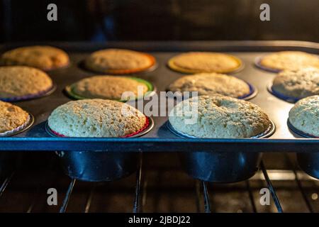 Kuchen backen im Ofen, mit einer geringen Schärfentiefe Stockfoto
