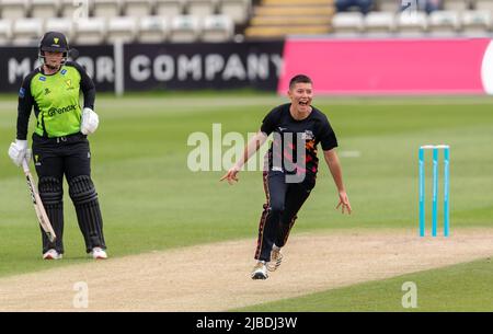 Issy Wong von Central Sparks feiert während eines Charlotte Edwards-Spiels gegen Western Storm. Das Wicket war als No-Ball verboten. Stockfoto