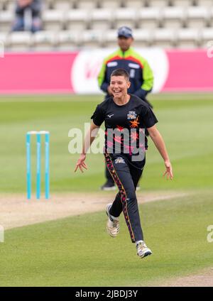 Issy Wong von Central Sparks feiert während eines T20 Charlotte Edwards-Spiels gegen Western Storm. Das Wicket war als No-Ball verboten. Stockfoto