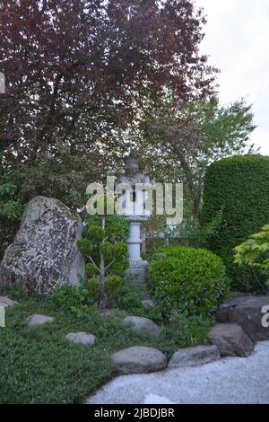 Freiburg, Deutschland - April 2022: Japanischer Garten im öffentlichen Park „Seepark“ Stockfoto