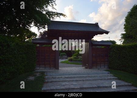 Freiburg, Deutschland - April 2022: Japanischer Garten im öffentlichen Park „Seepark“ Stockfoto