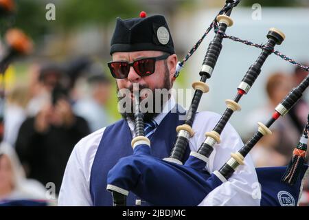 Girvan, Großbritannien. 05.. Juni 2022. Nach zwei Jahren Abwesenheit aufgrund von Covid-Beschränkungen kehrten die Carrick Lowland Games nach Girvan in South Ayrshire zurück, wo sie regelmäßig traditionelle Highland-Tanzwettbewerbe, Piping-Wettbewerbe und die allseits beliebten Schwergewicht-Hochlandsportarten wie Steinwurf, Hammerwerfen, Barräumen und Stangenwerfen ausgetragen wurden. Einige bekannte Sportpersönlichkeiten nahmen Teil, darunter Neil Elliot aus Helensburgh, ein ehemaliger Champion der Spiele. Kredit: Findlay/Alamy Live Nachrichten Stockfoto