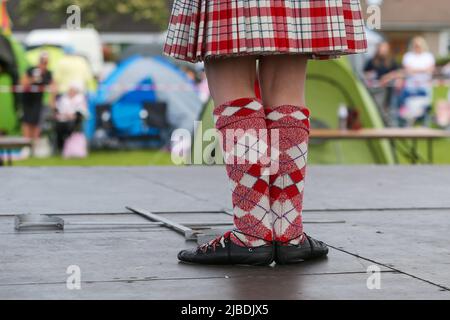 Girvan, Großbritannien. 05.. Juni 2022. Nach zwei Jahren Abwesenheit aufgrund von Covid-Beschränkungen kehrten die Carrick Lowland Games nach Girvan in South Ayrshire zurück, wo sie regelmäßig traditionelle Highland-Tanzwettbewerbe, Piping-Wettbewerbe und die allseits beliebten Schwergewicht-Hochlandsportarten wie Steinwurf, Hammerwerfen, Barräumen und Stangenwerfen ausgetragen wurden. Einige bekannte Sportpersönlichkeiten nahmen Teil, darunter Neil Elliot aus Helensburgh, ein ehemaliger Champion der Spiele. Kredit: Findlay/Alamy Live Nachrichten Stockfoto