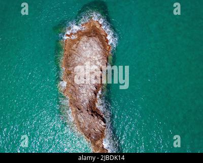 Erstaunliche Drohnenaufnahme über Capo Vaticano, Ricadi, Italien. Stockfoto