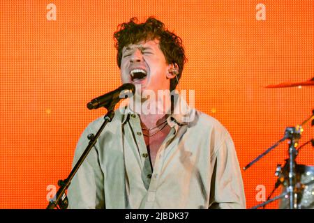 Carson, USA. 04.. Juni 2022. Charlie Puth tritt am 04. Juni 2022 im Dignity Health Sports Park in Carson, Kalifornien, auf der Bühne des 2022 iHeartRadio Wango Tango auf. Foto: Christopher Victorio/Sipa USA Kredit: SIPA USA/Alamy Live News Stockfoto