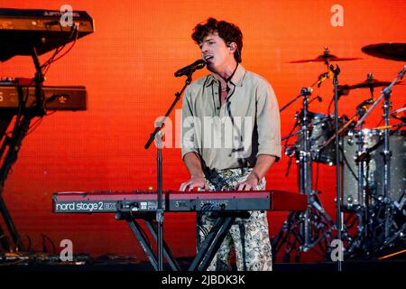 Carson, USA. 04.. Juni 2022. Charlie Puth tritt am 04. Juni 2022 im Dignity Health Sports Park in Carson, Kalifornien, auf der Bühne des 2022 iHeartRadio Wango Tango auf. Foto: Christopher Victorio/Sipa USA Kredit: SIPA USA/Alamy Live News Stockfoto