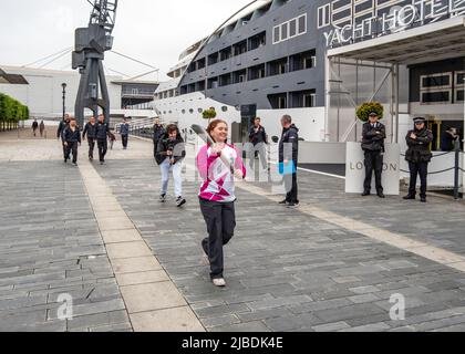 Queen's Baton Relay besucht die Royal Docks im Osten Londons, um Kultur und Gemeinschaft zu feiern. Stockfoto