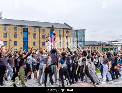 Queen's Baton Relay besucht die Royal Docks im Osten Londons, um Kultur und Gemeinschaft zu feiern. Stockfoto