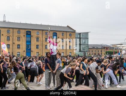 Queen's Baton Relay besucht die Royal Docks im Osten Londons, um Kultur und Gemeinschaft zu feiern. Stockfoto