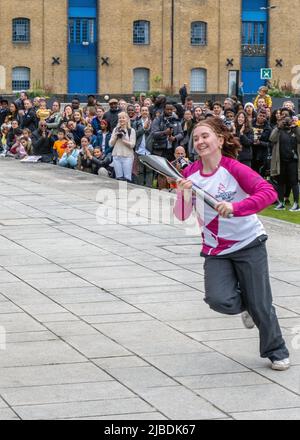 Queen's Baton Relay besucht die Royal Docks im Osten Londons, um Kultur und Gemeinschaft zu feiern. Stockfoto