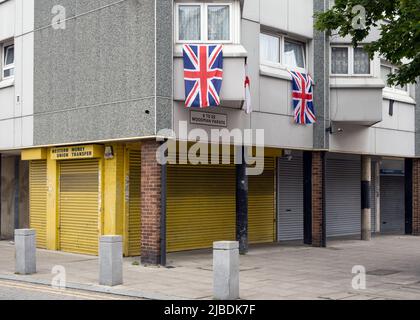 Union Jack Flag auf Wohnungen in North Woolwich / Silvertown in East London Stockfoto