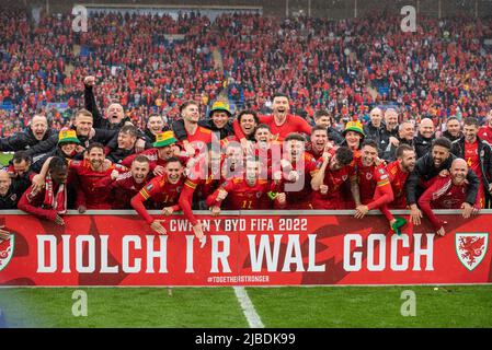 Wales, Großbritannien. 05/06/2022, Wales Spieler feiern die Qualifikation für das WM-Finale CARDIFF, WALES - 5.. JUNI 2022: Während des FIFA World Cup European Play Off Final 2022 zwischen Wales und der Ukraine im Cardiff City Stadium. (Bild von Andrew Dowling) Stockfoto