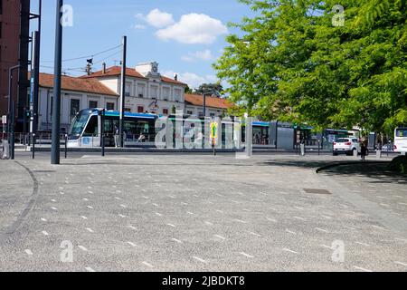 Rathaus und Straßenbahnhaltestelle zum Musée d'Art Contemporain du Val-de-Marne, „MAC/VAL“, Museum für zeitgenössische Kunst, Vitry-sur-seine, Val-de-Marne, Frankreich. Stockfoto