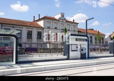 Rathaus und Straßenbahnhaltestelle zum Musée d'Art Contemporain du Val-de-Marne, „MAC/VAL“, Museum für zeitgenössische Kunst, Vitry-sur-seine, Val-de-Marne, Frankreich. Stockfoto