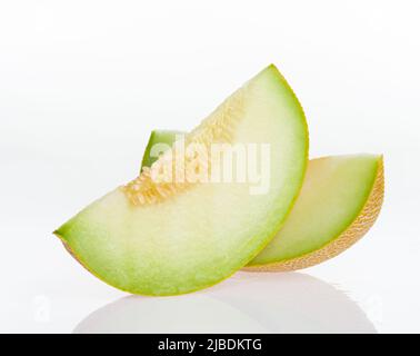 Süße und saftige gelbe Melone isoliert auf weißem Hintergrund. Melonenscheiben. Stockfoto