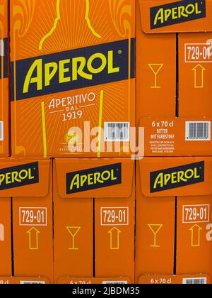 Nürnberg, Deutschland - 4. Juni 2022: Aperol ist seit 1919 eine italienische Bitte. Jetzt produziert von der Campari Group. In einem Supermarkt gefunden. Stockfoto