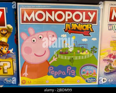 Nürnberg, Deutschland - 4. Juni 2022: Das klassische Trading-Spiel von Hasbro wurde 1935 erstmals in Amerika eingeführt. Die Peppa Pig Edition. Stockfoto