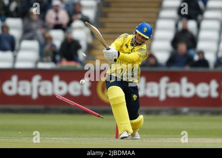 CHESTER LE STREET, GROSSBRITANNIEN. JUN 5. Scott Borthwick aus Durham wird während des Vitality T20 Blast-Spiels zwischen dem Durham County Cricket Club und dem Northamptonshire County Cricket Club im Seat Unique Riverside, Chester le Street, am Sonntag, dem 5.. Juni 2022, in den Borthwick-Kreis gezerrelt. (Kredit: Will Matthews | MI News) Kredit: MI News & Sport /Alamy Live News Stockfoto