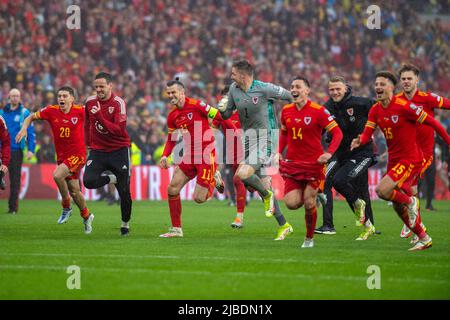 Cardiff, Großbritannien. 05.. Juni 2022. Die walisischen Spieler einschließlich Gareth Bale of Wales (11) feiern am Ende des Spiels, nachdem sie sich für die FIFA-Weltmeisterschaft qualifiziert haben. Am Sonntag, den 5.. Juni 2022, spielt die FIFA-Weltmeisterschaft 2022 im Cardiff City Stadium in Cardiff, South Wales, gegen die Ukraine. Nur zur redaktionellen Verwendung. Bild von Andrew Dowling/Andrew Orchard Sports Photography/Alamy Live News Credit: Andrew Orchard Sports Photography/Alamy Live News Stockfoto