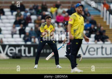 CHESTER LE STREET, GROSSBRITANNIEN. JUN 5. Paul Coughlin von Durham reagiert während des Vitality T20 Blast-Spiels zwischen dem Durham County Cricket Club und dem Northamptonshire County Cricket Club am Sonntag, dem 5.. Juni 2022 im Seat Unique Riverside, Chester le Street. (Kredit: Will Matthews | MI News) Kredit: MI News & Sport /Alamy Live News Stockfoto