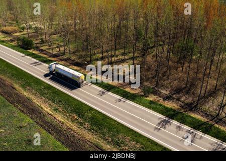 Luftaufnahme von Zisterne LKW auf der Straße, Transportindustrie Konzept Stockfoto