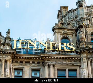 Jenners Schild über dem Kaufhaus ist jetzt im Stadtzentrum von Edinburgh, Schottland, Großbritannien, geschlossen Stockfoto