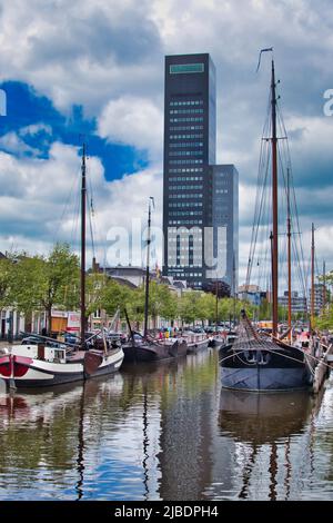 Der Museumshafen der Stadt Leeuwarden, Friesland, Niederlande, im Hintergrund das Achmea-Gebäude. Stockfoto