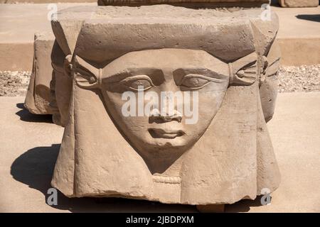 Hathor ist die Hauptstadt des Tempels von Hathor in Dendera, Nil Valley, Ägypten, Nordafrika Stockfoto