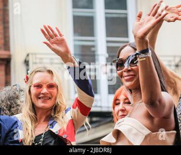 London, Großbritannien. 05.. Juni 2022. Die Supermodels Naomi Campbell und Kate Moss schweben auf der 90s zusammen mit anderen Mode- und Medien-Ikonen. Der Platinum Jubilee Pageant umfasst 10.000 Teilnehmer in vier Akten, „für die Königin und das Land“, eine Militärparade, „die Zeit unseres Lebens“, die die 7 Jahrzehnte der Regierungszeit der Königin zeigt, darunter 150 „nationale Schätze“-Prominente und feiern Kultur, Musik und Mode, „Let's celebrate“, Und „Happy and Glorious“, die endgültige Form vor dem Buckingham Palace. Kredit: Imageplotter/Alamy Live Nachrichten Stockfoto