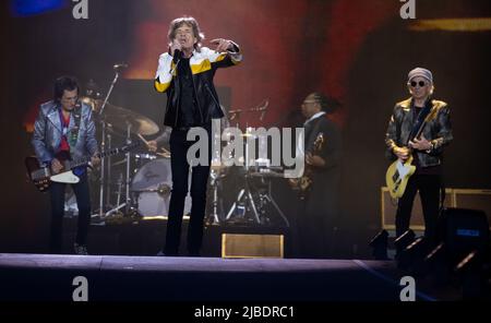 München, Deutschland. 05.. Juni 2022. Gitarrist Ron Wood (l-r), Sänger Mick Jagger und Gitarrist Keith Richards von der britischen Band 'The Rolling Stones' sind während eines Konzerts im Rahmen ihrer 'Sixty' Europatournee im Olympiastadion auf der Bühne. In Deutschland spielen die Stones während der Tournee zwei Konzerte. Quelle: Sven Hoppe/dpa/Alamy Live News Stockfoto