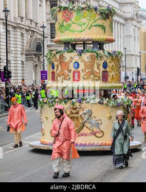 London, Großbritannien. 05.. Juni 2022. Geburtstagskuchen der Königin. Der Platinum Jubilee Pageant umfasst 10.000 Teilnehmer in vier Akten, „für die Königin und das Land“, eine Militärparade, „die Zeit unseres Lebens“, die die 7 Jahrzehnte der Regierungszeit der Königin zeigt, darunter 150 „nationale Schätze“-Prominente und feiern Kultur, Musik und Mode, „Let's celebrate“, Und „Happy and Glorious“, die endgültige Form vor dem Buckingham Palace. Kredit: Imageplotter/Alamy Live Nachrichten Stockfoto