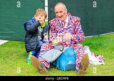 London, Großbritannien. 05.. Juni 2022. Eine Familie hat ein Lunchpaket und Erfrischungen zu ihrem Post-Pageant-Picknick mitgebracht. Der Platinum Jubilee Pageant umfasst 10.000 Teilnehmer in vier Akten, „für die Königin und das Land“, eine Militärparade, „die Zeit unseres Lebens“, die die 7 Jahrzehnte der Regierungszeit der Königin zeigt, darunter 150 „nationale Schätze“-Prominente und feiern Kultur, Musik und Mode, „Let's celebrate“, Und „Happy and Glorious“, die endgültige Form vor dem Buckingham Palace. Kredit: Imageplotter/Alamy Live Nachrichten Stockfoto