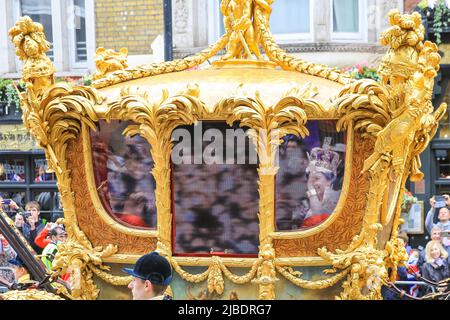 London, Großbritannien. 05.. Juni 2022. Die Goldene Kutsche der Königin am Anfang, mit einem Hologramm der Königin im Inneren. Der Platinum Jubilee Pageant umfasst 10.000 Teilnehmer in vier Akten, „für die Königin und das Land“, eine Militärparade, „die Zeit unseres Lebens“, die die 7 Jahrzehnte der Regierungszeit der Königin zeigt, darunter 150 „nationale Schätze“-Prominente und feiern Kultur, Musik und Mode, „Let's celebrate“, Und „Happy and Glorious“, die endgültige Form vor dem Buckingham Palace. Kredit: Imageplotter/Alamy Live Nachrichten Stockfoto