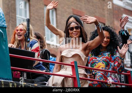 Platinum Jubilee Pageant, London, Großbritannien. 5.. Juni 2022. Kate Moss und Naomi Campbell auf dem Oberdeck des Busses 1990s beim Platinum Jubilee Pageant, während er am vierten und letzten Tag der Platinum Jubilee-Feierlichkeiten der Queen entlang Whitehall fährt. Amanda Rose/Alamy Live News Stockfoto