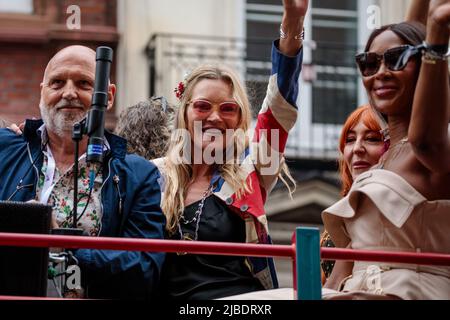 Platinum Jubilee Pageant, London, Großbritannien. 5.. Juni 2022. Kate Moss und Naomi Campbell auf dem Oberdeck des Busses 1990s beim Platinum Jubilee Pageant, während er am vierten und letzten Tag der Platinum Jubilee-Feierlichkeiten der Queen entlang Whitehall fährt. Amanda Rose/Alamy Live News Stockfoto