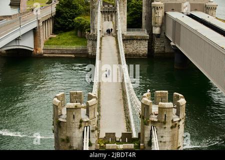 Conwy, North Wales Wahrzeichen von Thomas Telford, eine im gotischen Stil erbaute Brücke aus dem Jahr 1800s mit Fußgängerweg und Mauthaus Stockfoto