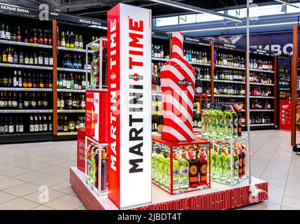 Samara, Russland - 5. Juni 2022: Abgefüllte alkoholische Getränke Martini-Wermut, bereit zum Verkauf im Supermarkt Stockfoto