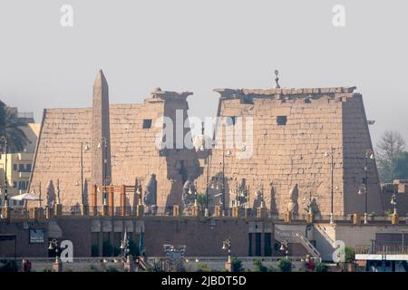 Blick auf den Luxor-Tempel und die Luxor Corniche, aufgenommen vom Nil Stockfoto