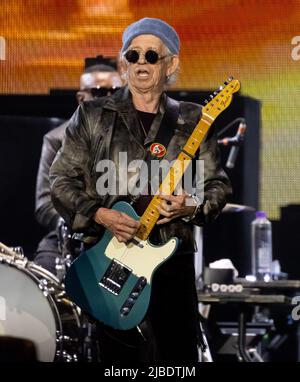 München, Deutschland. 05.. Juni 2022. Gitarrist Keith Richards von der britischen Band 'The Rolling Stones' ist während eines Konzerts im Rahmen ihrer 'Sixty' Europatournee im Olympiastadion auf der Bühne. In Deutschland spielen die Stones während der Tournee zwei Konzerte. Quelle: Sven Hoppe/dpa/Alamy Live News Stockfoto