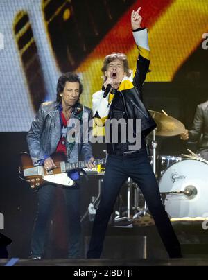 München, Deutschland. 05.. Juni 2022. Gitarrist Ron Wood (l.) und Sänger Mick Jagger von der britischen Band 'The Rolling Stones' sind während eines Konzerts im Rahmen ihrer 'Sixty' Europatournee im Olympiastadion auf der Bühne. In Deutschland spielen die Stones während der Tournee zwei Konzerte. Quelle: Sven Hoppe/dpa/Alamy Live News Stockfoto